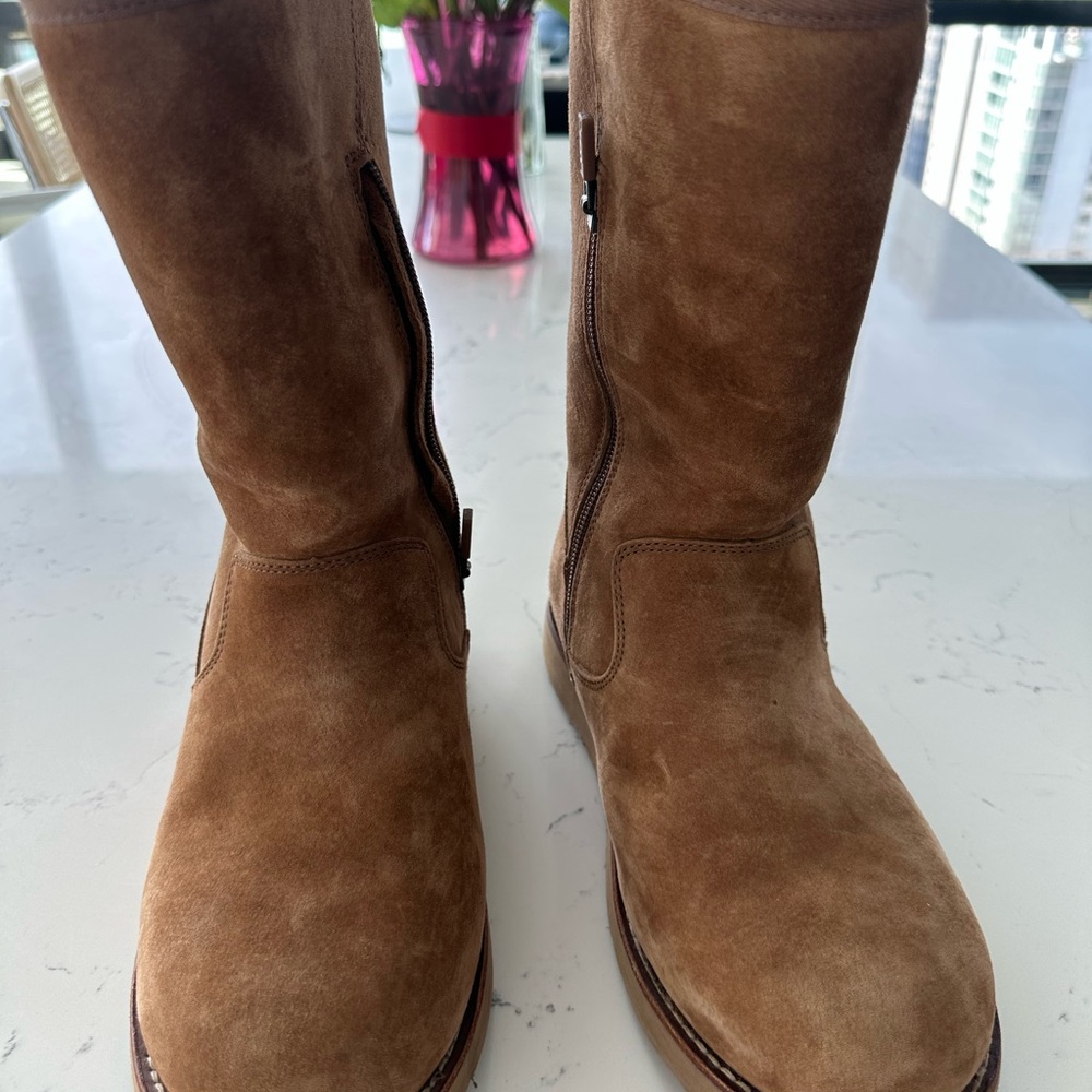 UGG Boots - Tan